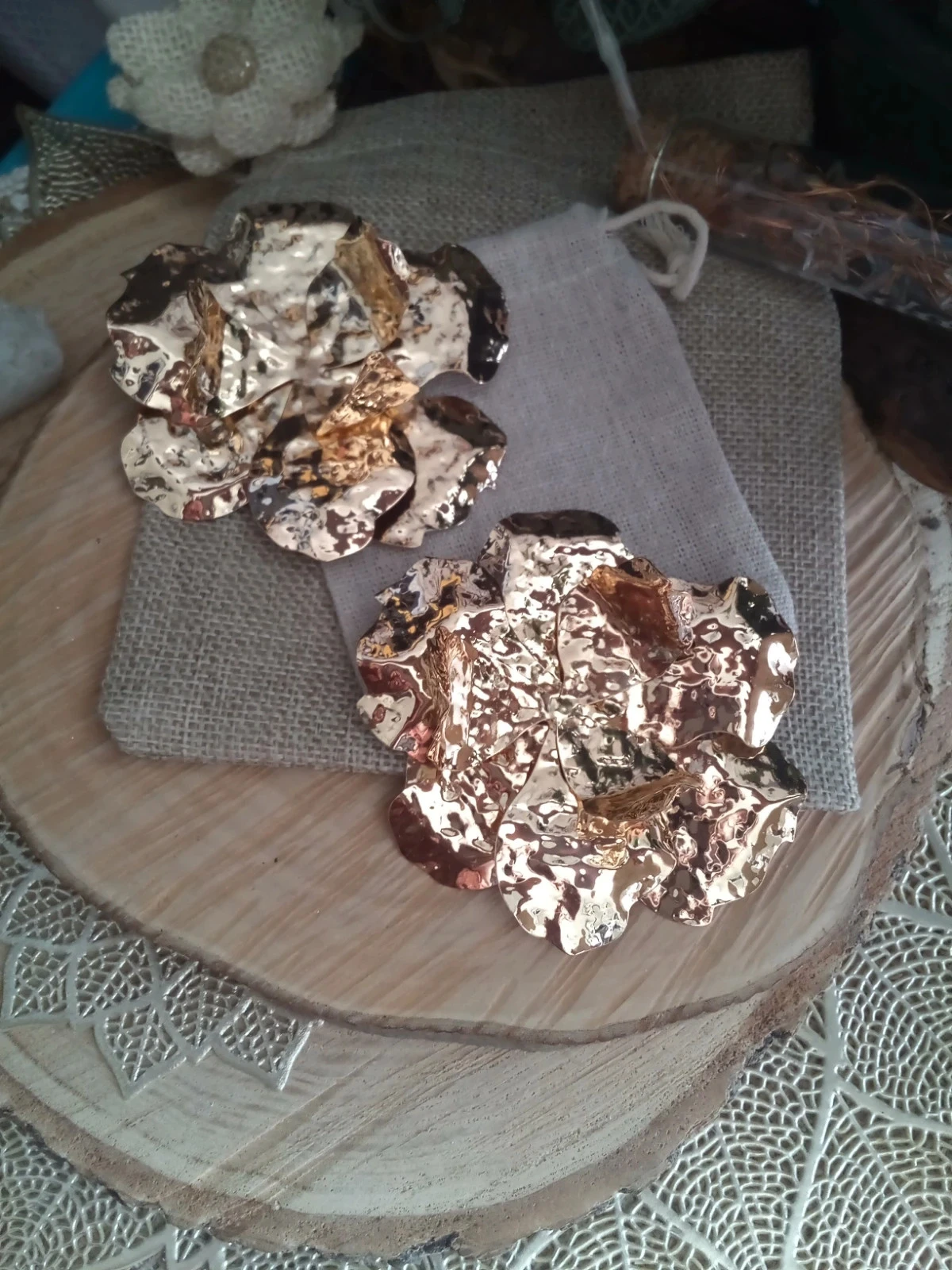 Boucles d'oreilles bohèmes grosses fleurs dorées – photo 2